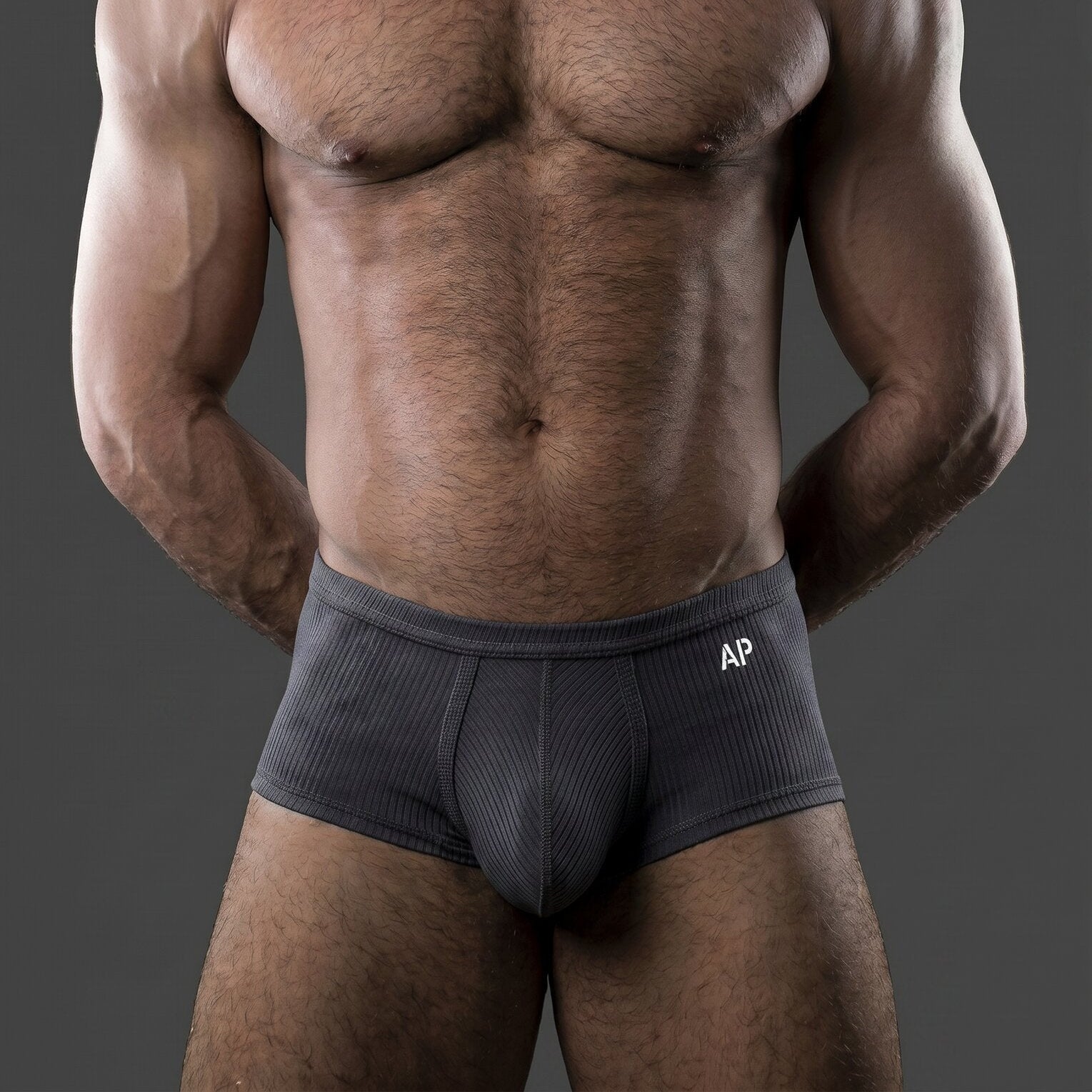 Boxer corto MORLEY color gris. Vista frontal con copa anatómica y borde sin ribete. Alepadron.