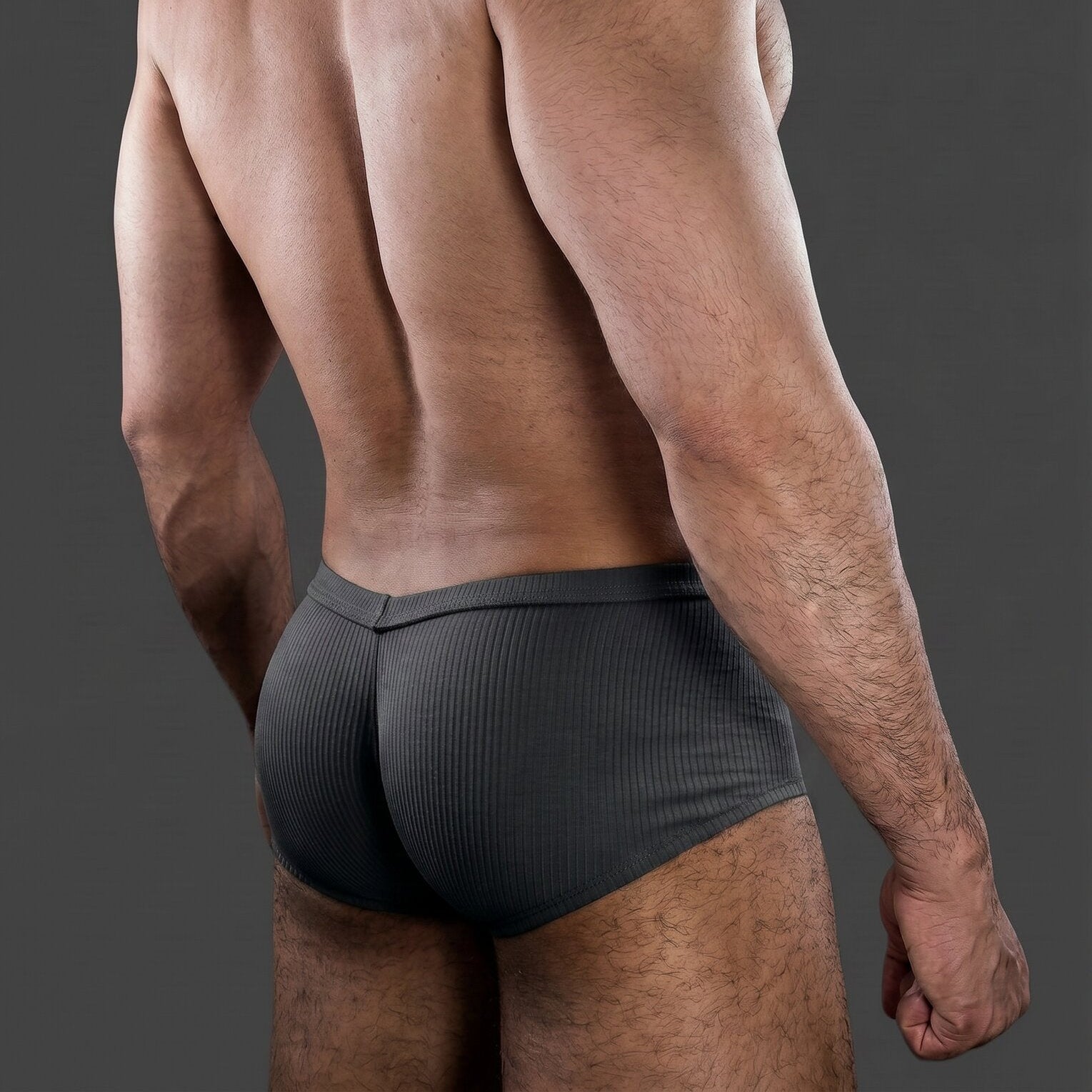 Boxer corto MORLEY color gris. Vista 3/4 con modelo, copa anatómica y ajuste ceñido. Alepadron.