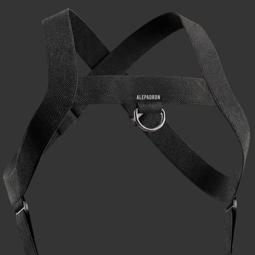 Hombre vistiendo Arnes de cuerpo completo Ajustable color negro de diseno industrial. Vista frontal y detalles de confeccion. Alepadron Indumentaria Masculina.