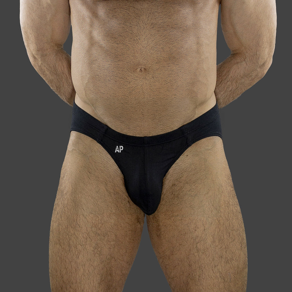 Slip básico hombre color negro. Vista frontal. Alepadron.