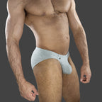 Slip básico hombre color gris. Vista lateral con modelo. Alepadron.