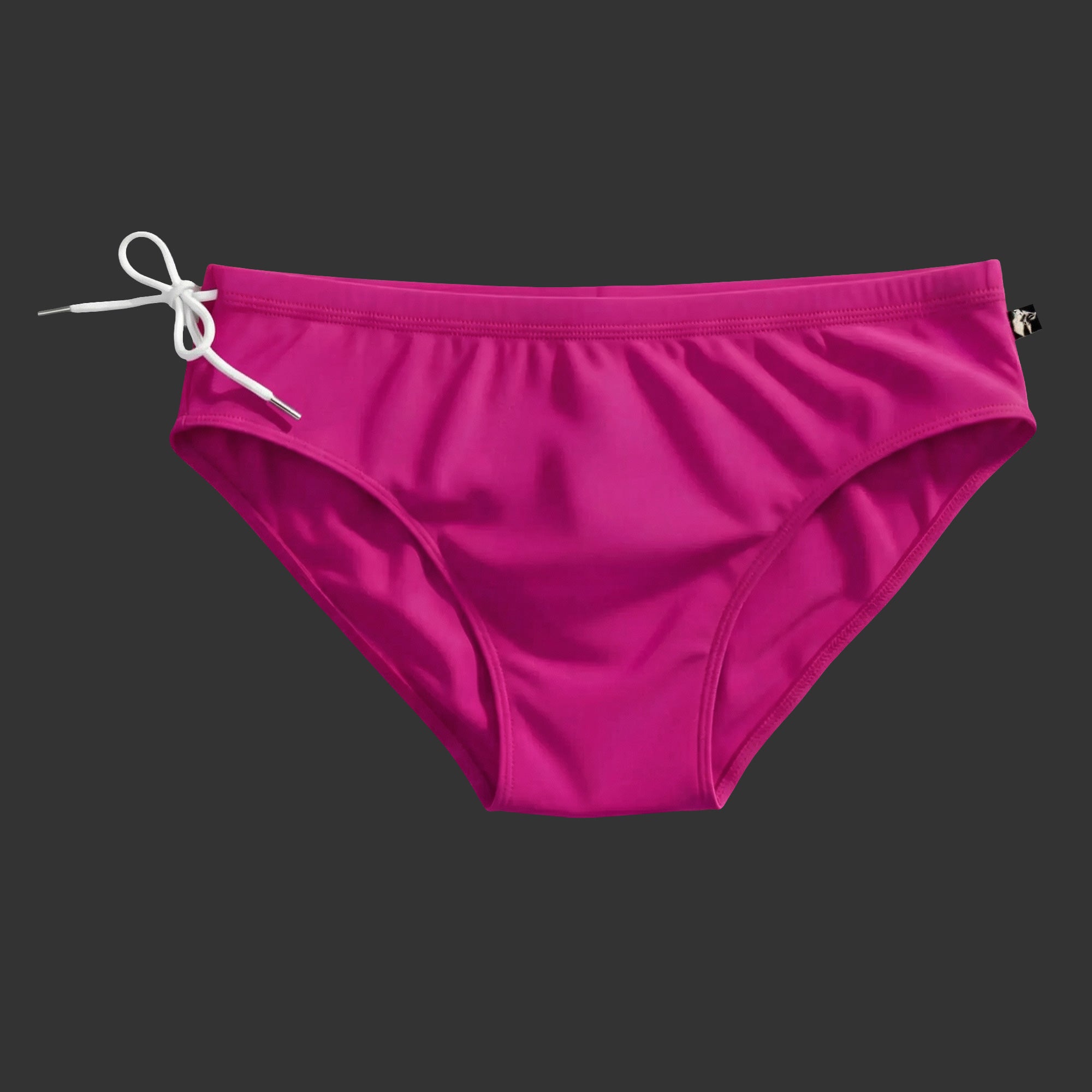 SUNGA NATACIÓN CORTE BRASILERO LYCRA fucsia. Vista frontal con corte reducido y ajuste anatómico. Alepadron.