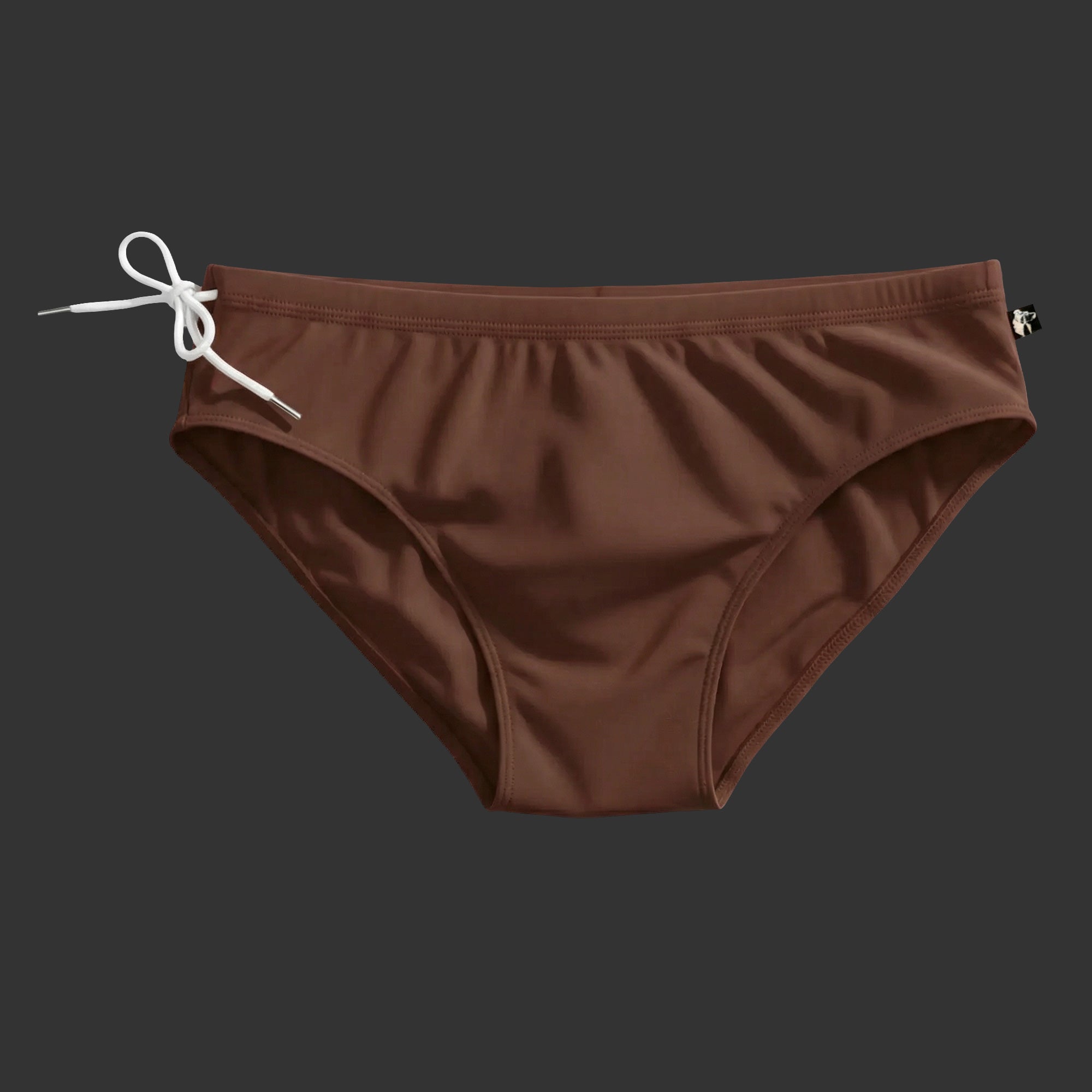 SUNGA NATACIÓN CORTE BRASILERO LYCRA choco. Vista frontal con corte reducido y ajuste anatómico. Alepadron.
